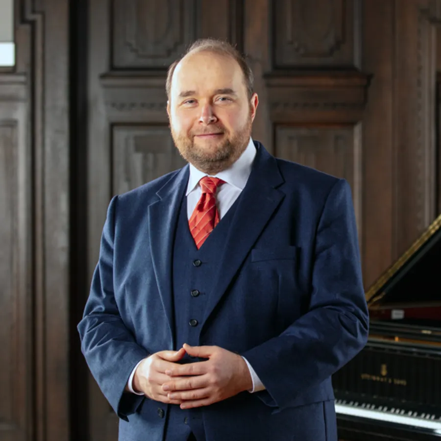 Prof. Christian A. Pohl im Saal mit Flügel
