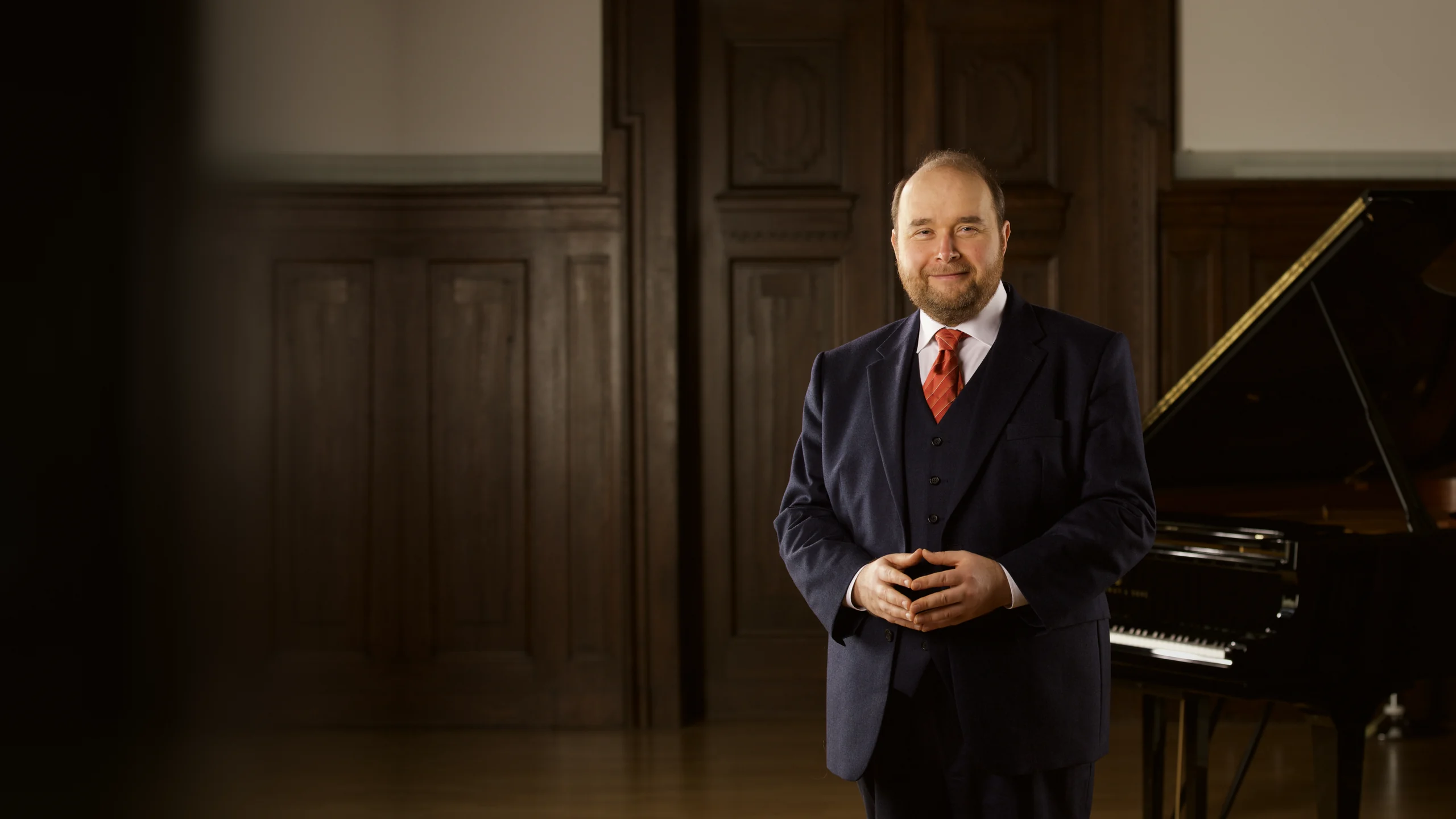 Prof. Christian A. Pohl am Flügel, die Hand auf den Tasten, darüber aufgeschlagene Noten